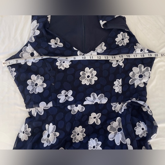 Tommy Hilfiger EUC Daisy Lace Floral Navy and White Belted Sleeveless Midi Dress - Picture 9 of 11